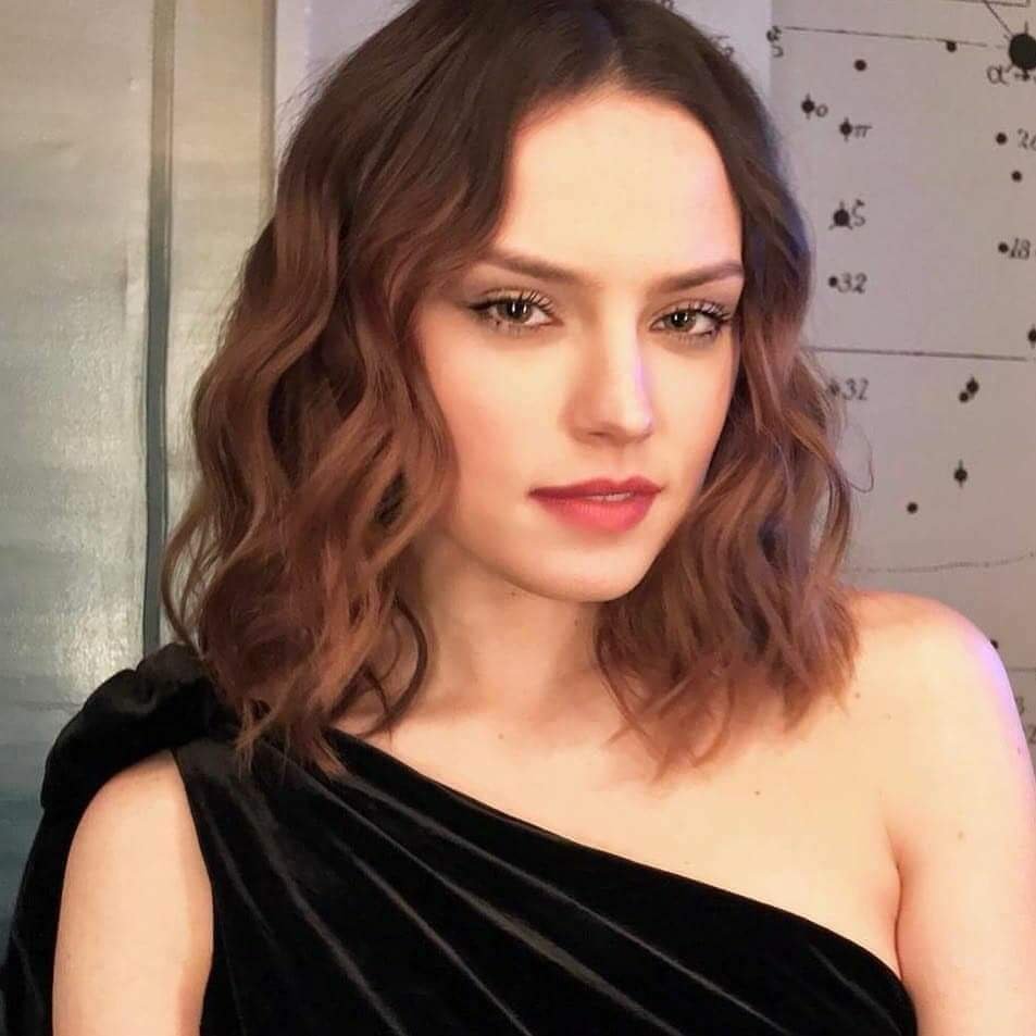 That look from Daisy Ridley could make me cum in my pants.