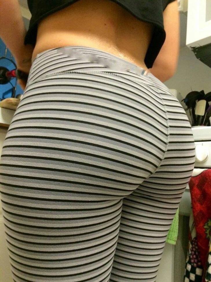 You guys asked to see what my friends ass looked like in yoga pants well here you go! Do you like it ?