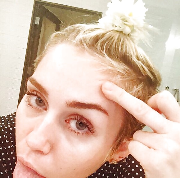 New MILEY CYRUS IN THE BATHROOM