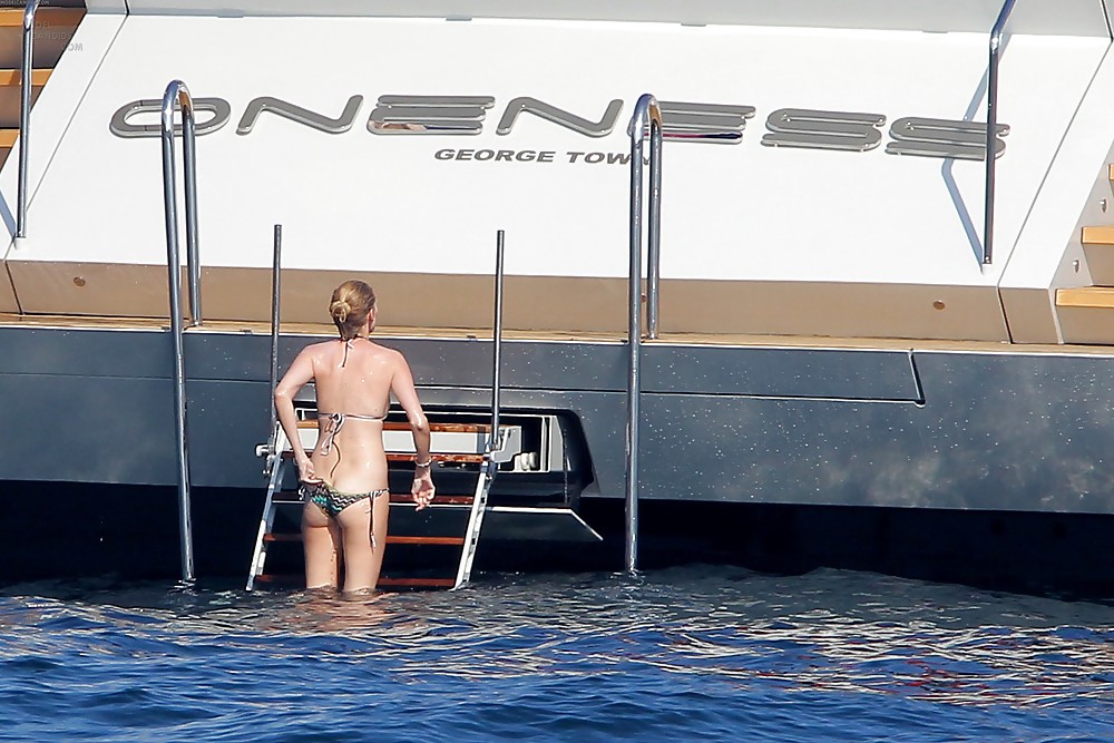 Lara Stone showing her ass in St Tropez