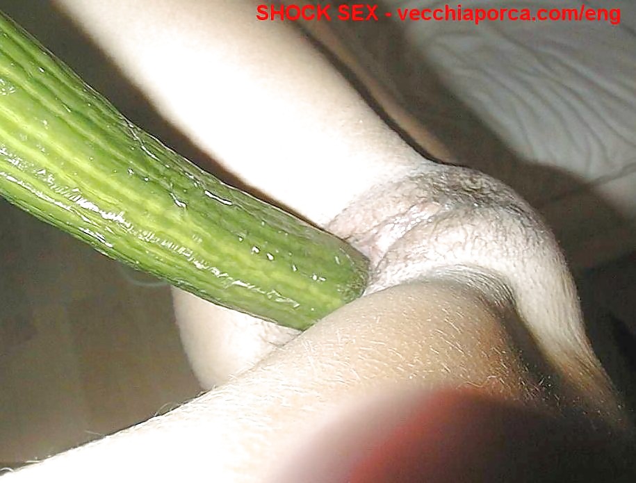 Women that likes to fill their holes with a cucumber