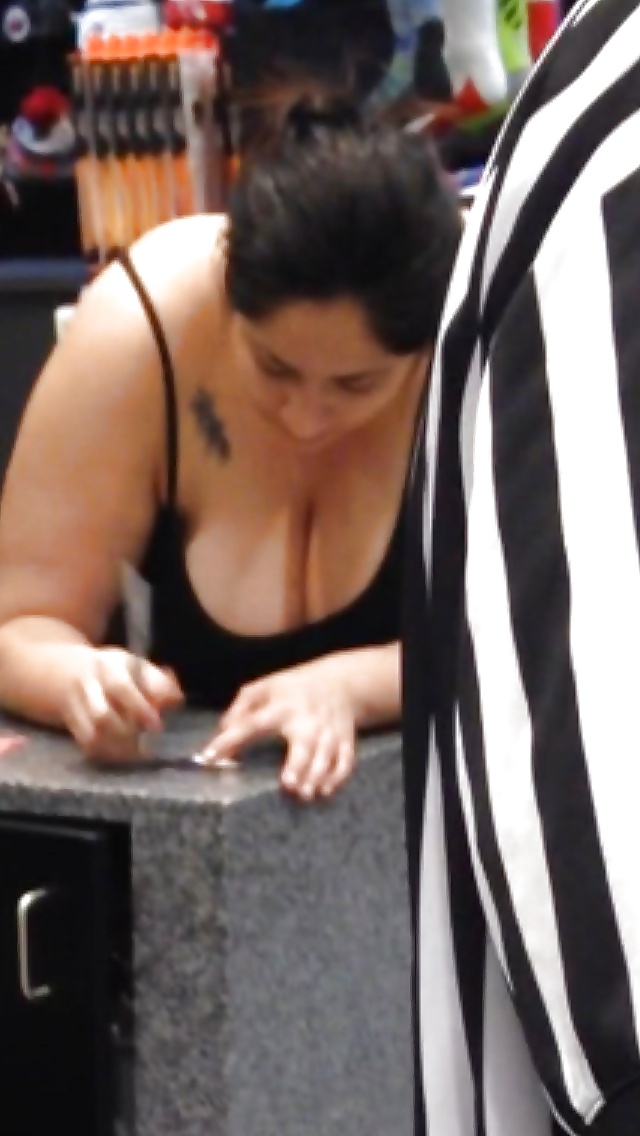 Candid Downblouse Fat Tanktop Cleavage