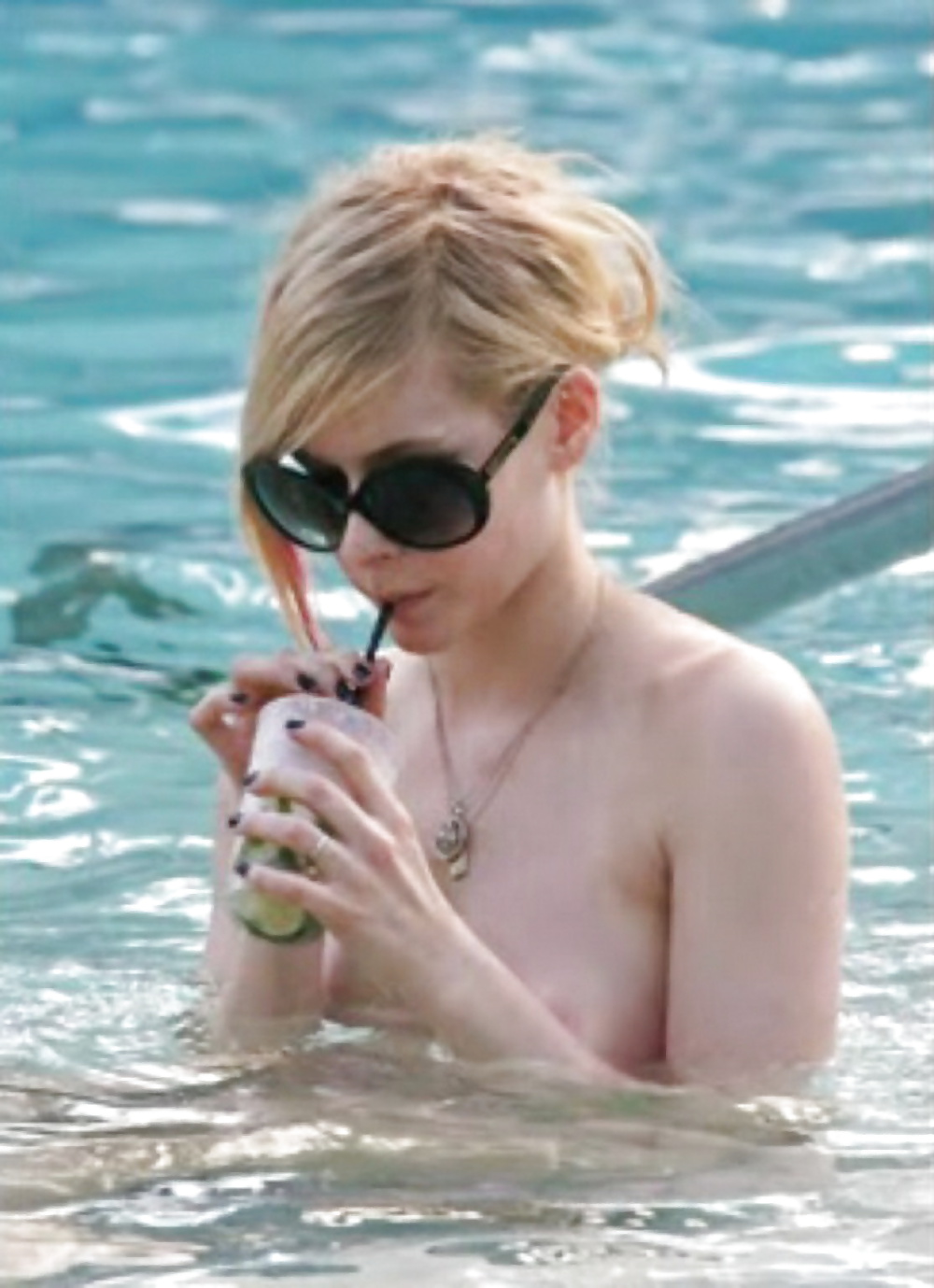 Avril Lavigne Nude in pool with her friend