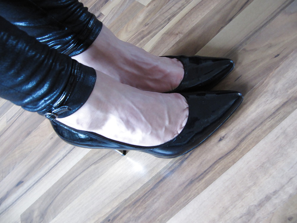 Foot torture with peas in high heels, leggings and corset