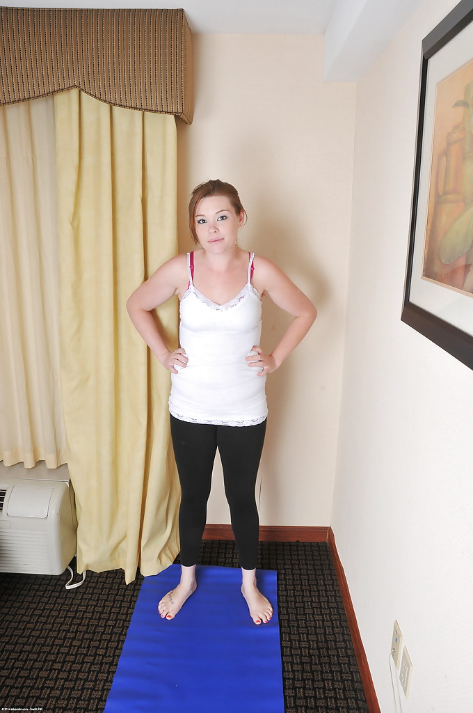 Sporty babe Margot does some amateur posing in her yoga pants