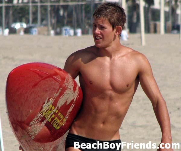 Sexy amatuer guys flaunt their masculine bodies at the beach