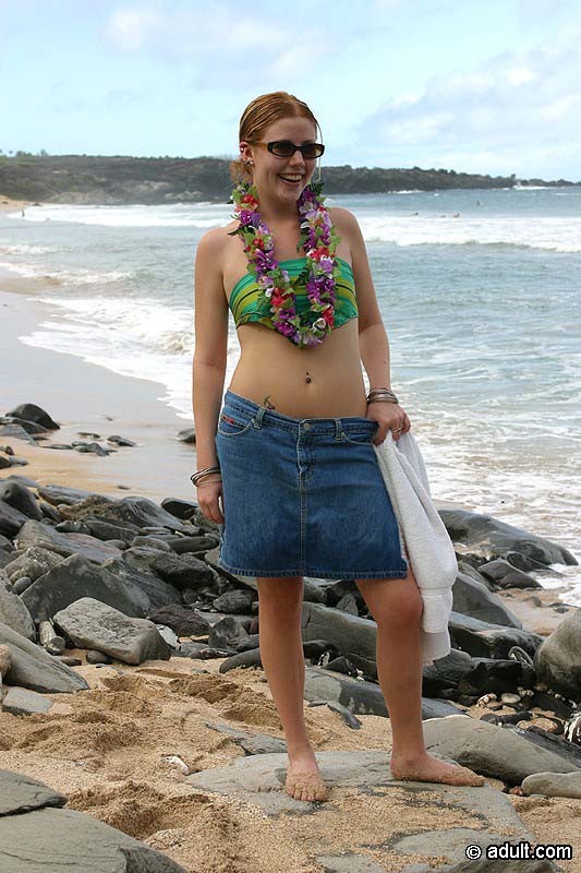Hot bikini babe spreads wide her tasty slit on a hawaiian beach