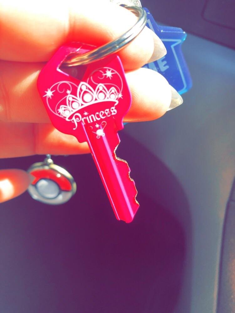 I MOVED IN WITH DADDY AND LOOK AT THE KEY HE GOT ME!!!