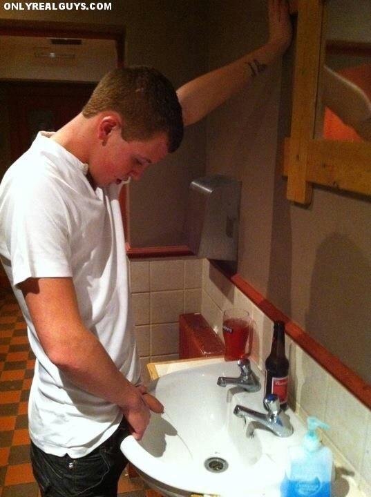 Casual sink piss