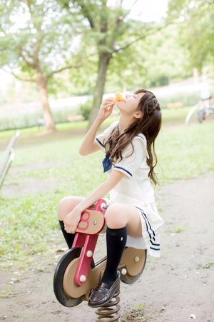 Roa Kusunoki eating an ice cream