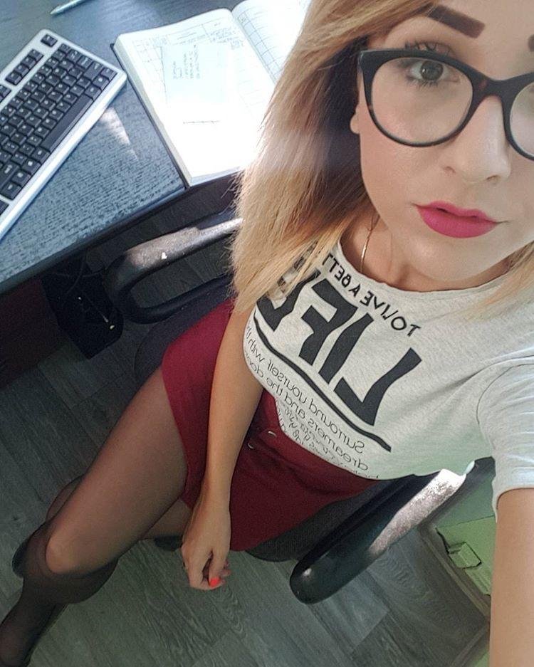 Would love to be under her desk peeking up that tight skirt