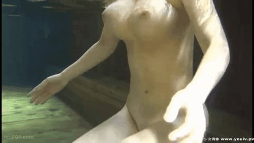You don't get to see underwater boobs like this everyday