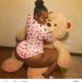 I would love to be that teddy bear I know the fur smell like good pussy