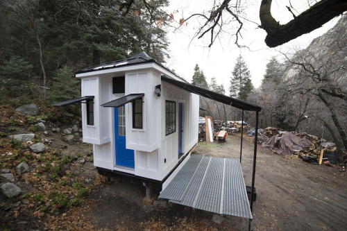 pleasuredpet: mymostcreativeformofselfharm: hostelsand-brothels: dreamhousetogo: Built by Patrick Romero Now THIS is a tiny house I could live in I NEED IT @explorer-teacher 