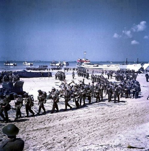 warhistoryonline: Canadians on Juno Beach, June 1944. https://wrhstol.com/2lUjzLE