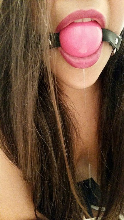 Matching lipstick & bag gag, simply perfect