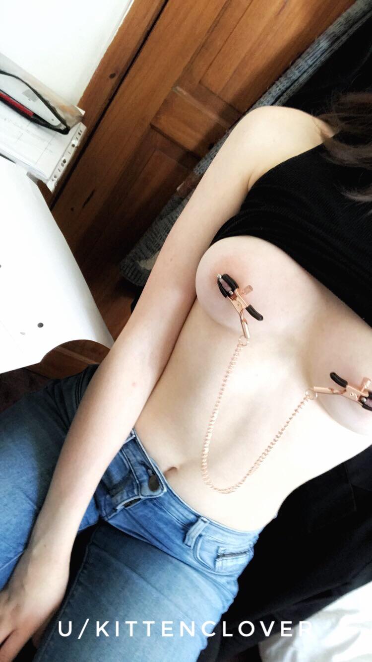 [F] I’m so in love with my new nipple clamps I’m wearing them while I study ♥️