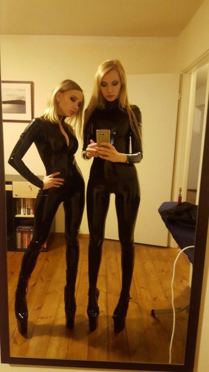 2 sexy blondes