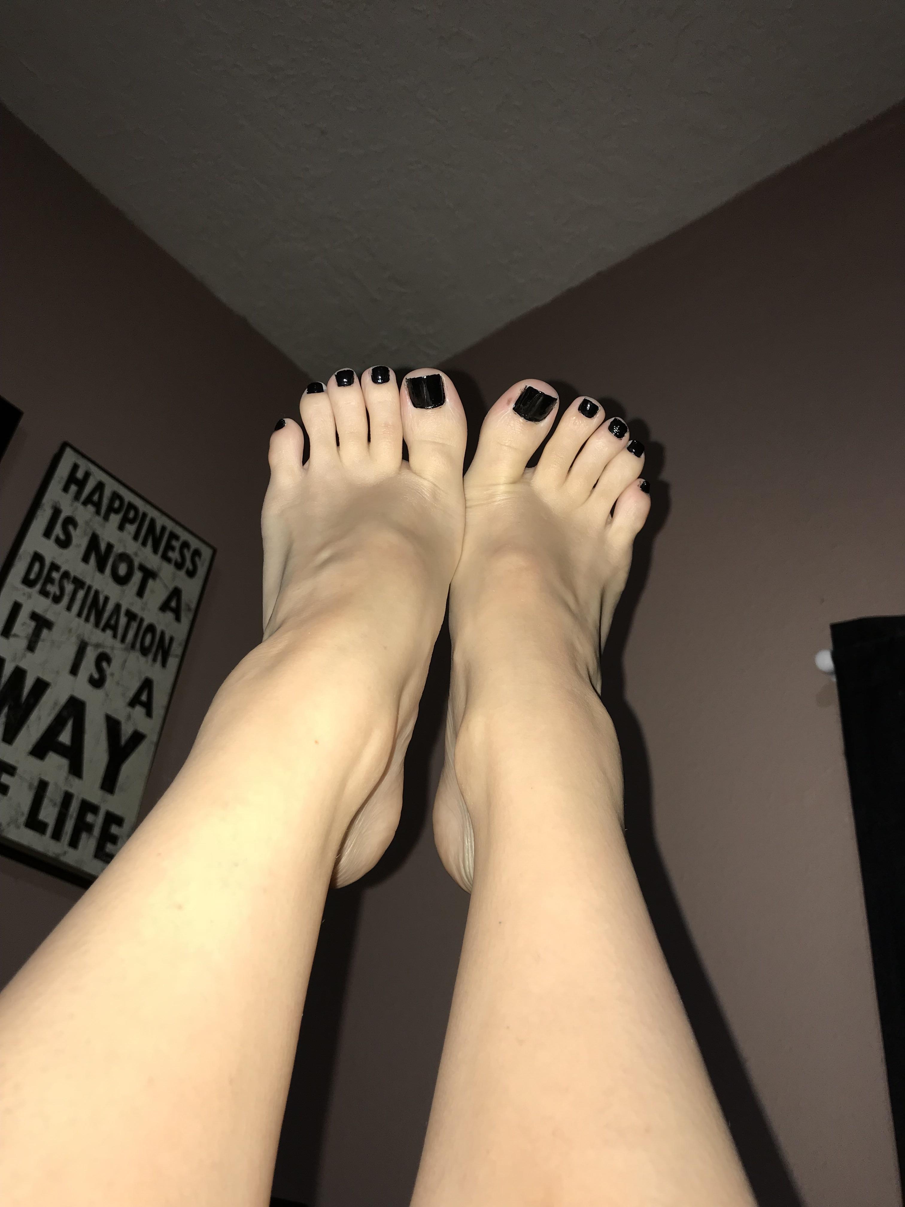 Don’t think I’ve ever posted on this sub so here’s my black toes in the air!