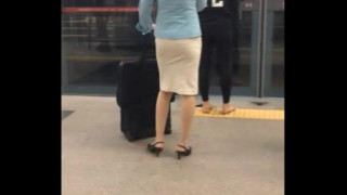 車站驚見韓國空姐氣質非凡 不禁跟著偷拍她性感的小褲褲..