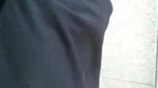 正妹野外露出狂!人行道掀上衣露C奶還不夠!裙子裡的絲襪透出毛毛蹤跡:沒穿褲褲
