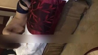 女友第一次3P特别不好意思渐渐进入状态