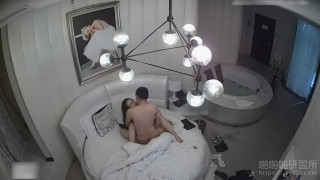 沒啥經驗的眼鏡姐剛交了男友開房 連在浴缸都要相黏相幹