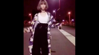 [한국야동] 도로에서 춤추는데 속옷을 안입고 있네