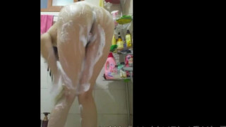 [한국야동] 몰래만나는 유부녀 샤워하는거 찍어서 보내줌