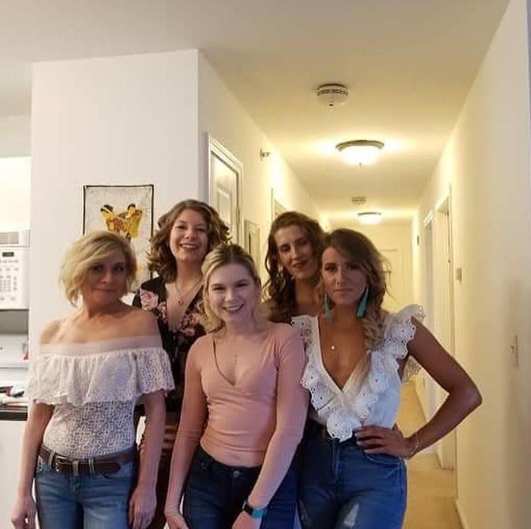 Mom with her 4 daughters