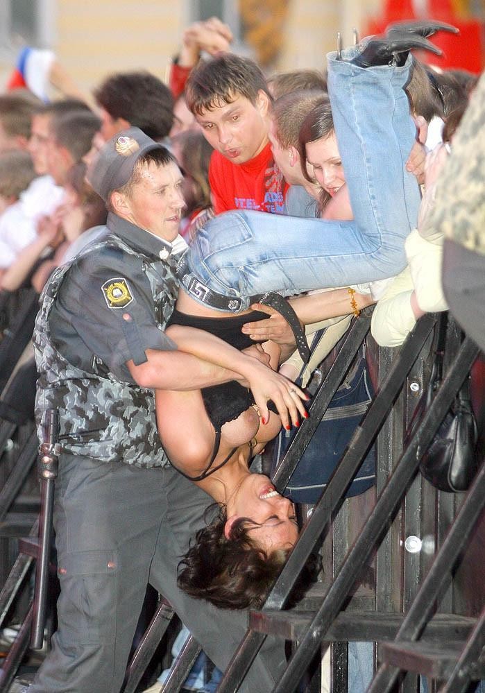 Accidental nude of a cute babe being helped by security