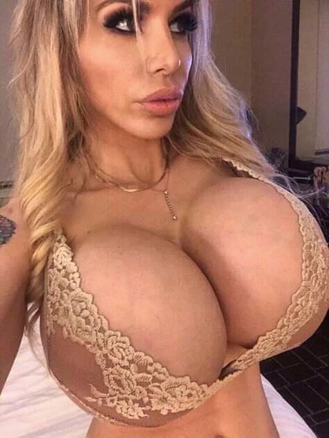 Bimbo babe with huge fake tits 2600cc