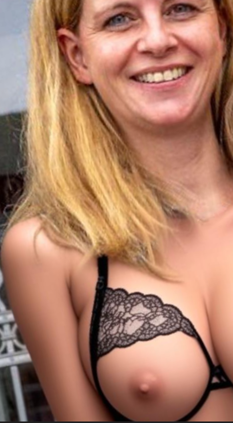 Fickstute Monique Hoops zeigt Titten