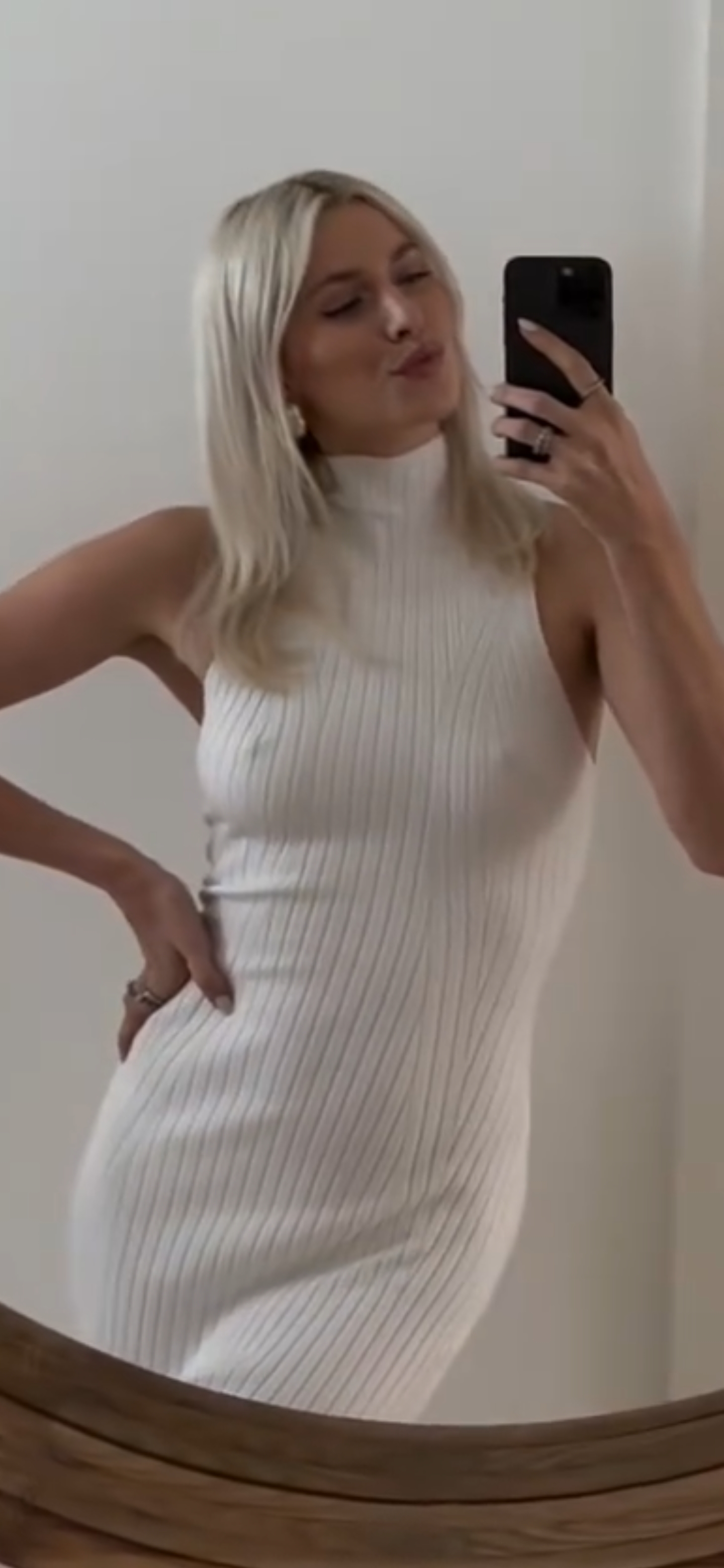 Lena Gercke zeigt ihre geilen Nippel ihrer Titten