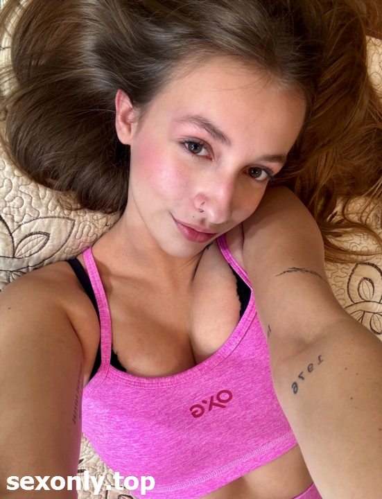 Ana Arwen ariskye_xoxo brattyxgnome