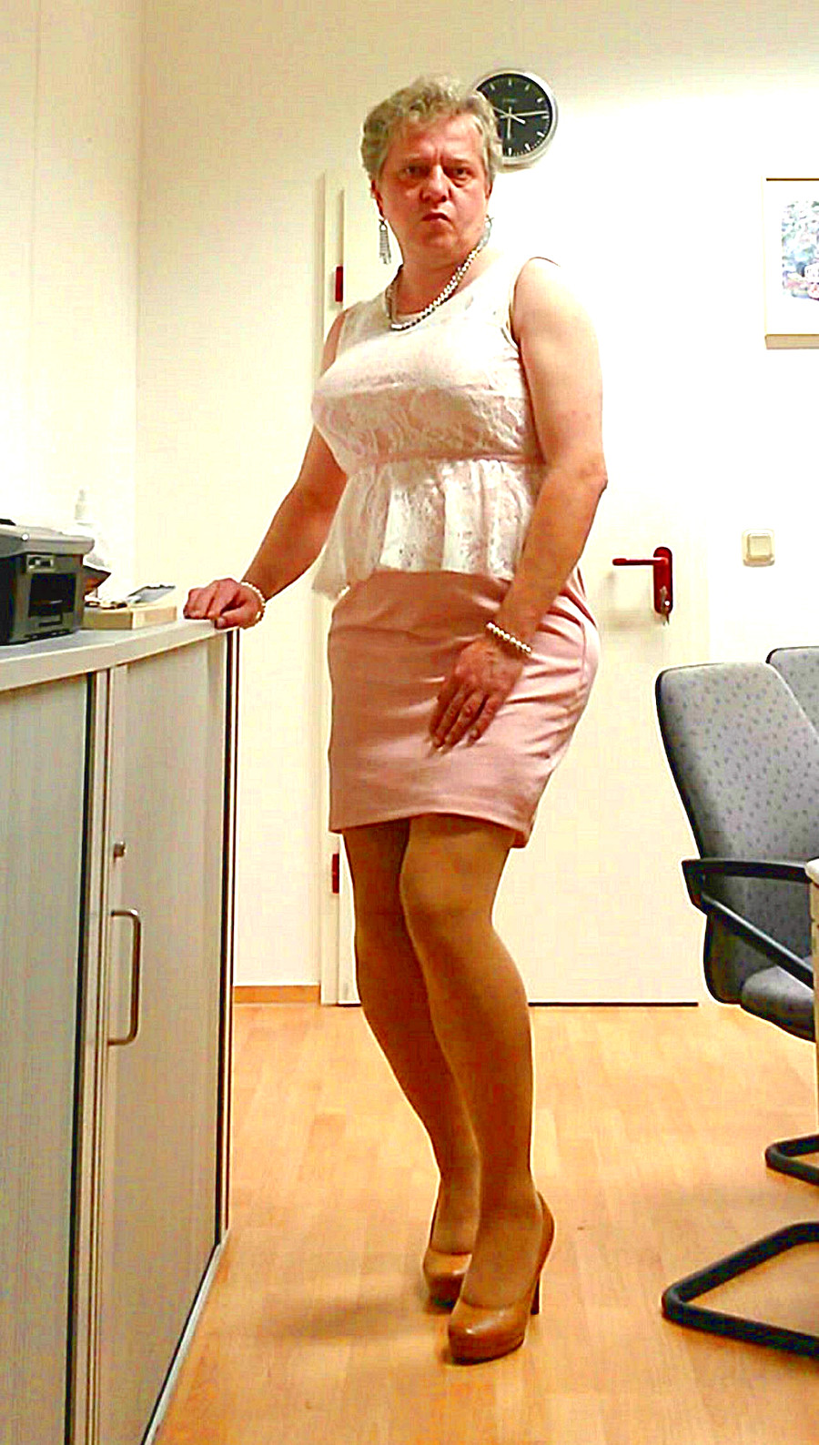 Escort Lady im Minirock