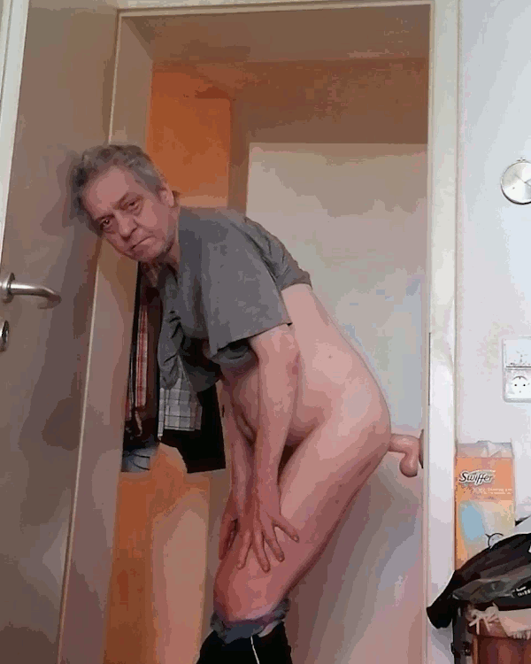 Maik Hüttner fickt sich mit dem Dildo