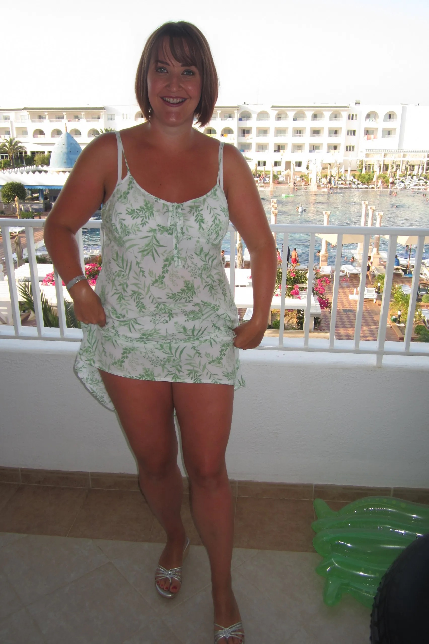 Melissa Louise Boyer and her sexy milf tanned legs 