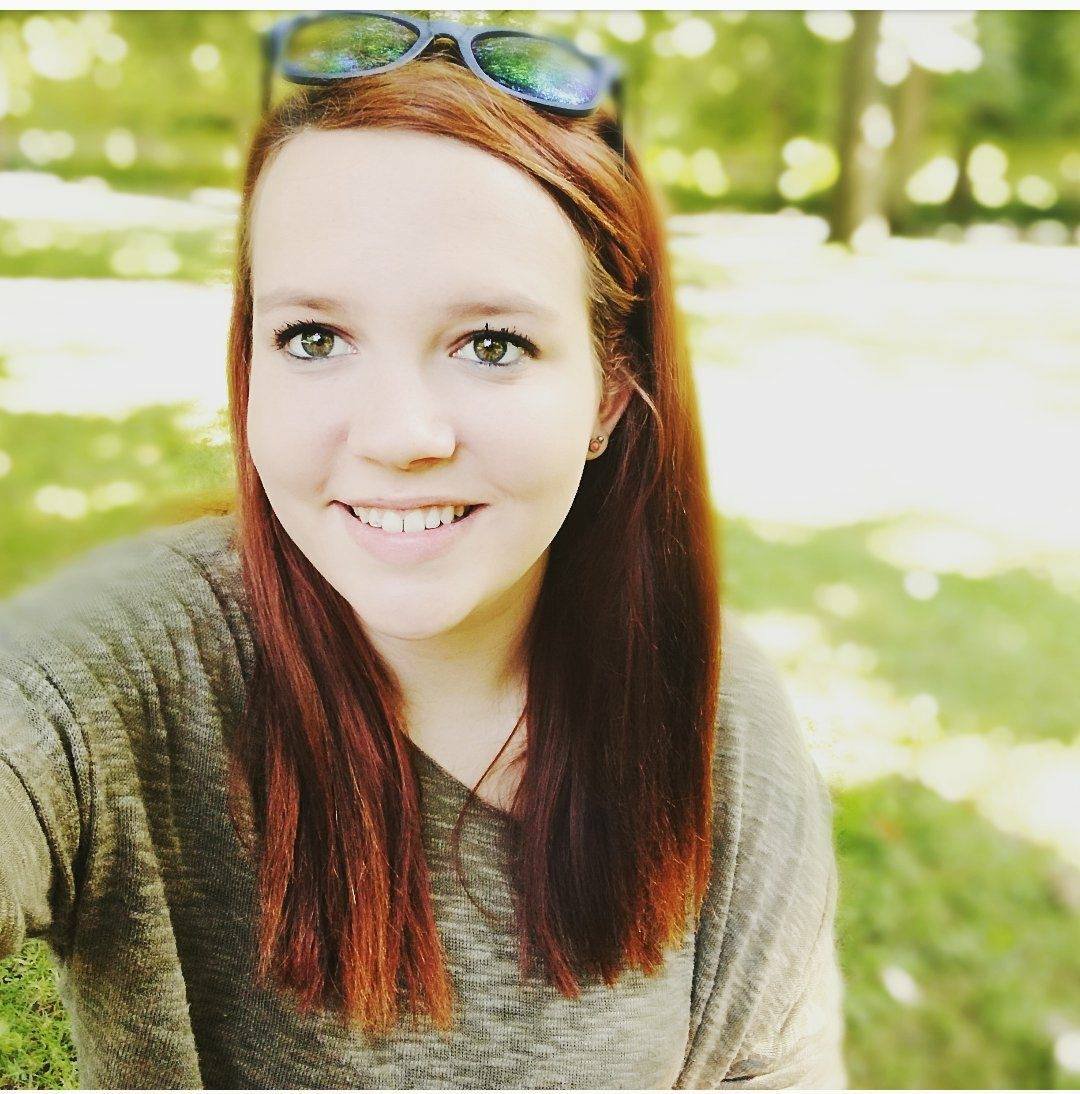 Wer macht Sarah zur Webhure ? Who makes Sarah a web whore?