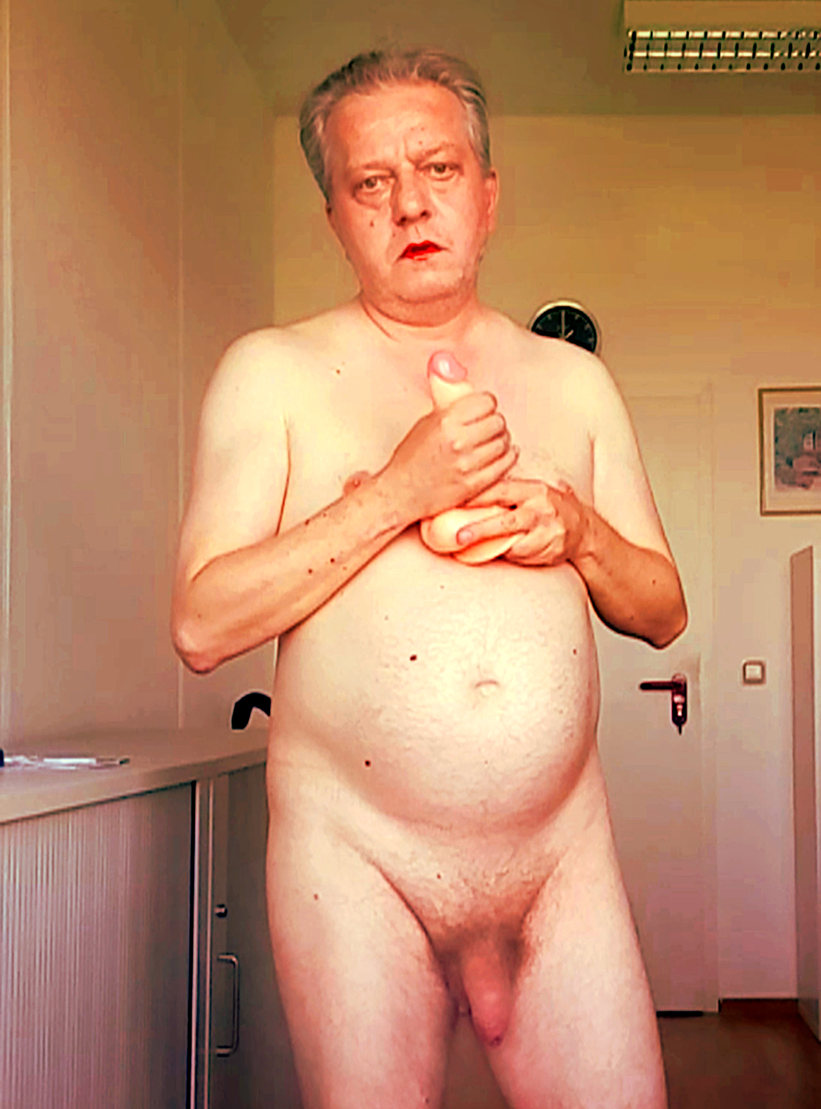 Nuttentraining mit Dildo