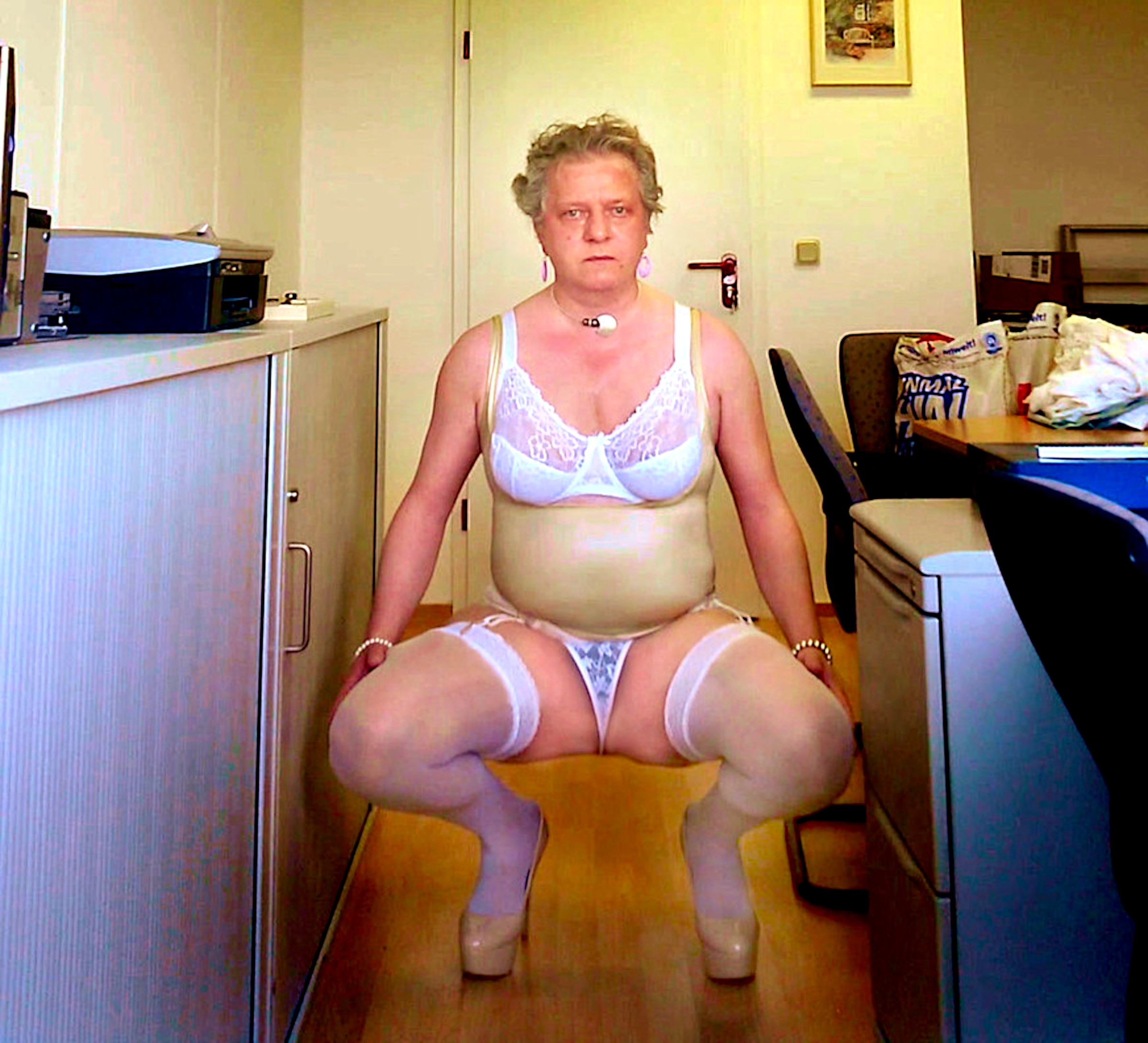 sexy Strapsmaus Maik Hüttner in weissen Dessous