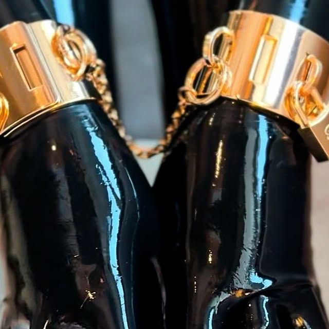 Selfbondage Latexbondage Steelbelt locked Latexmodel annarosenmüller locked wrist belt chastityanna