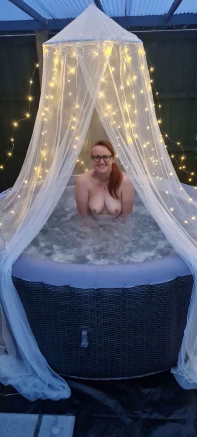 cuck has to show unaware in bath