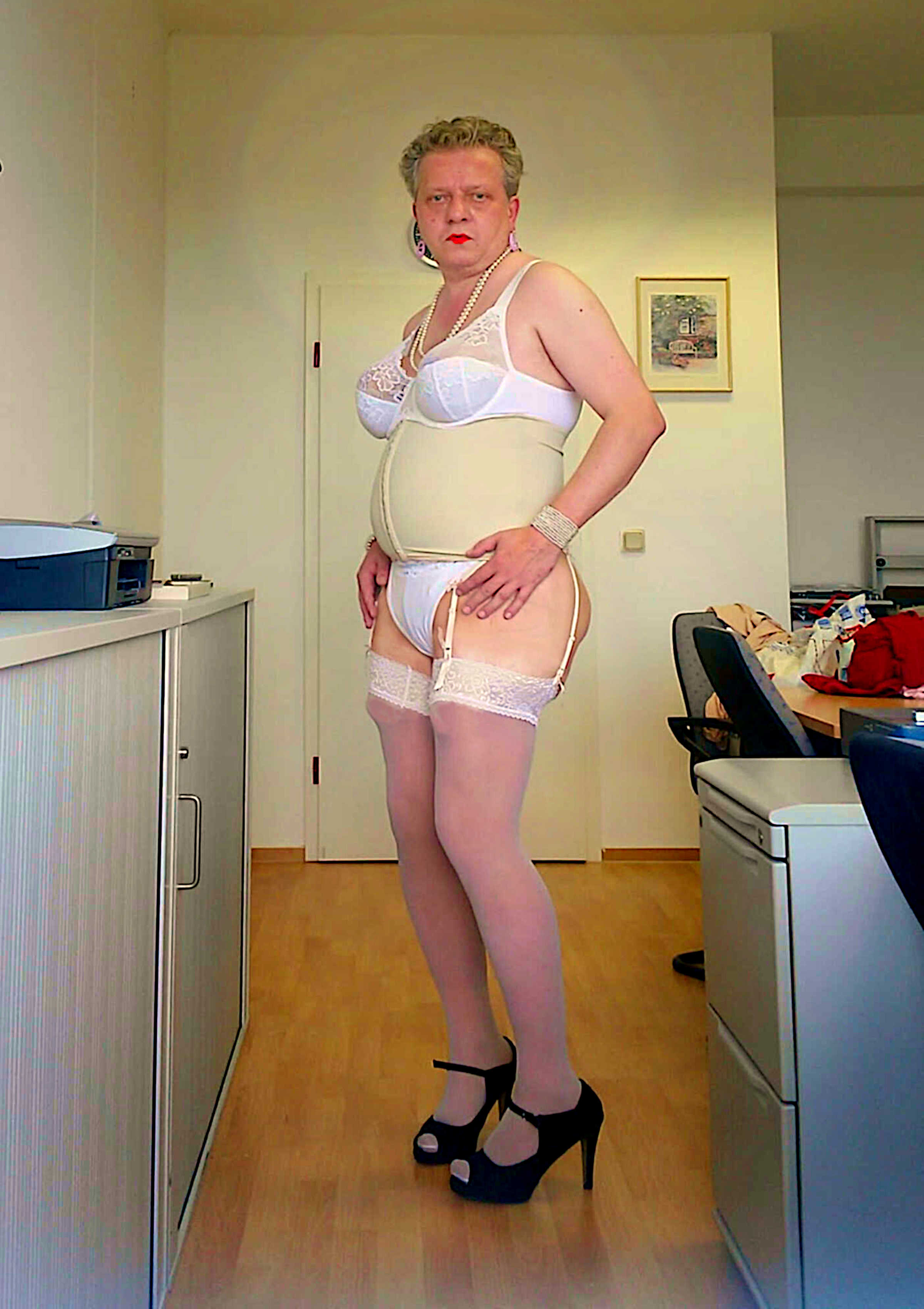 erfurter Luder in weißen Dessous mit Strapsen