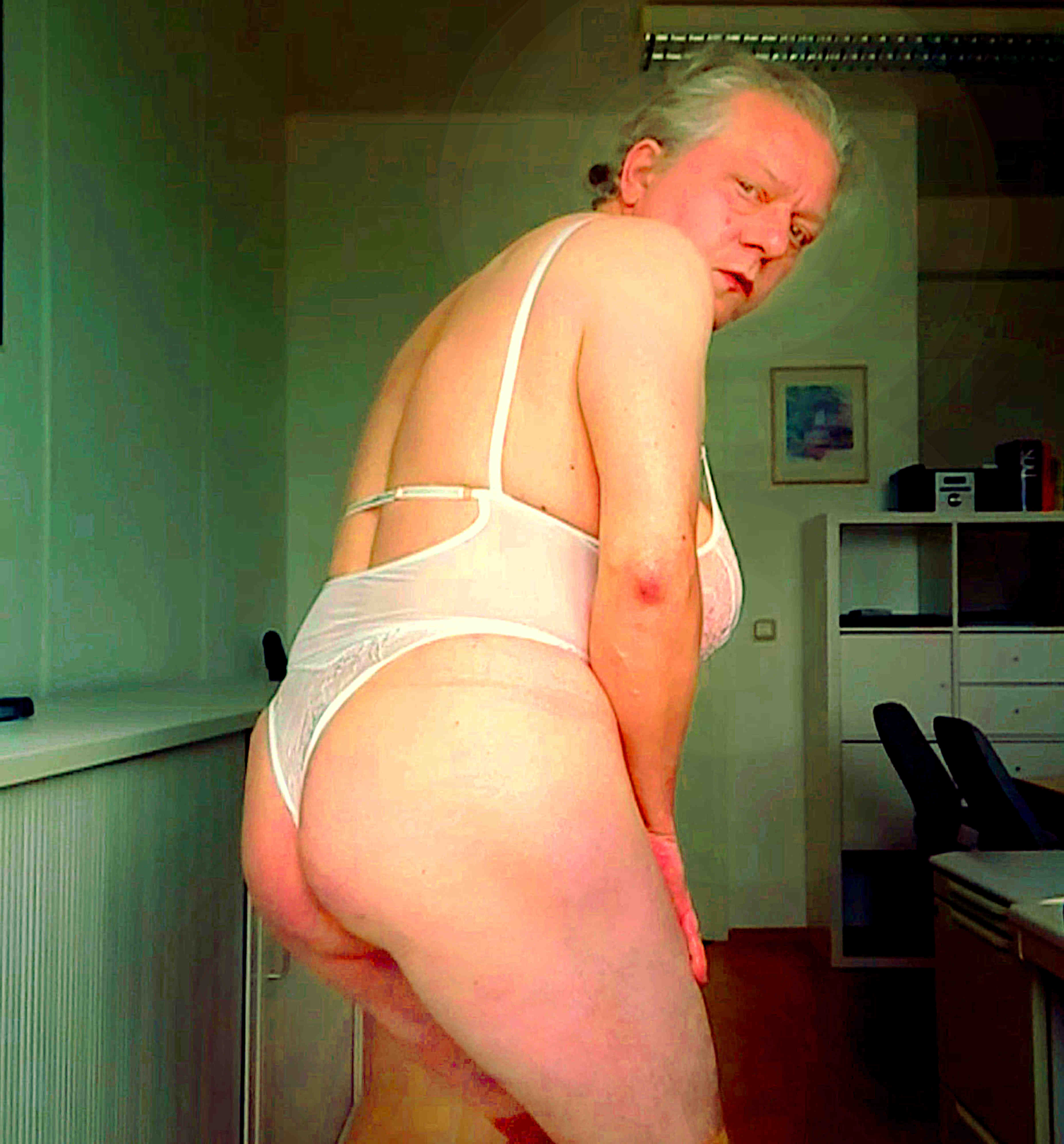 Milf Maik Hüttner zeigt dicke Titten und prallen Nuttenarsch