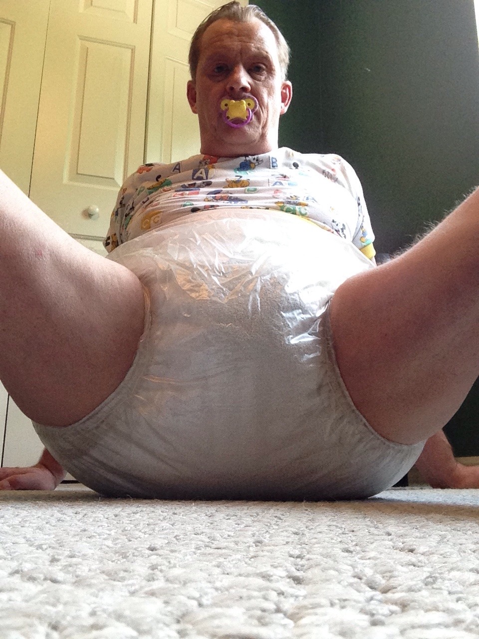 abdl diapered sissybaby peter went in thick nappies