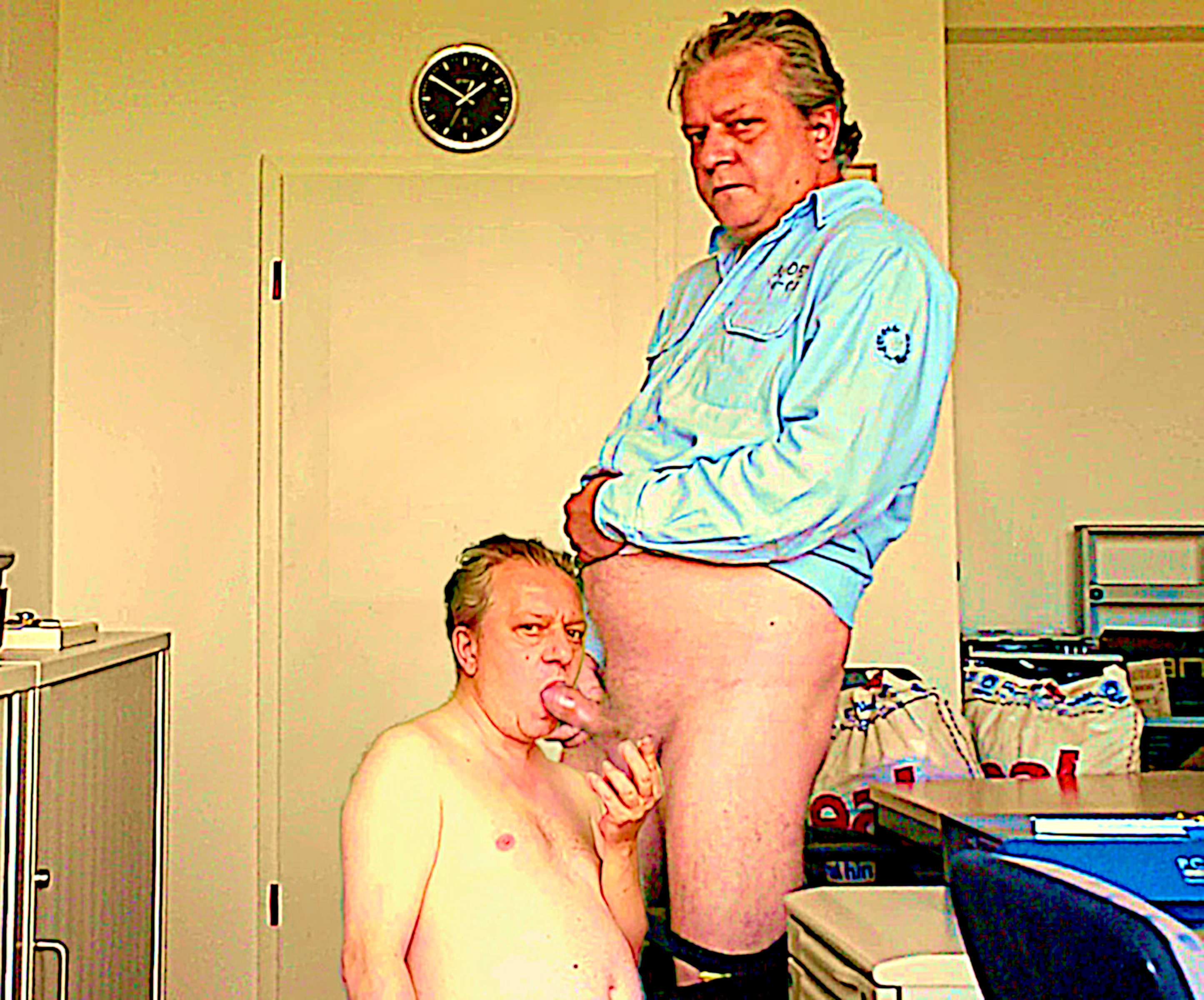 Maik Hüttner lutscht nackt einen großen Schwanz! Erfurt  Salinenstraße