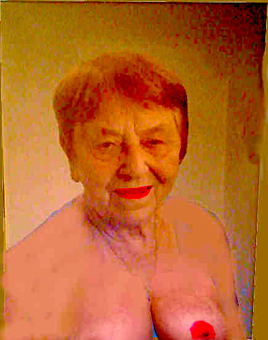 Hallo Mama Ruth Hüttner! Wenn ich dein Lächeln sehe,will ich dir Sperma in den Mund spritzen!