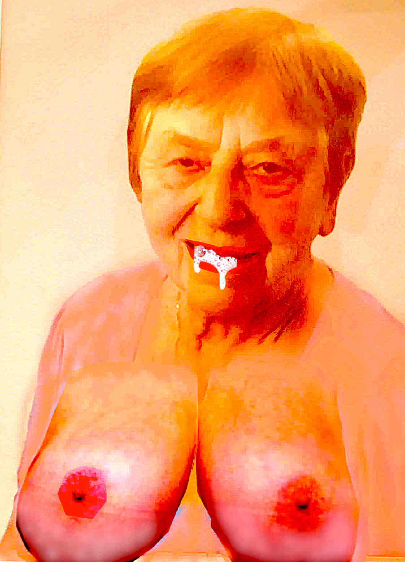Immer wenn ich nackt bin massiert mir mein Sohn die Muschi und wichst mir in den Mund!