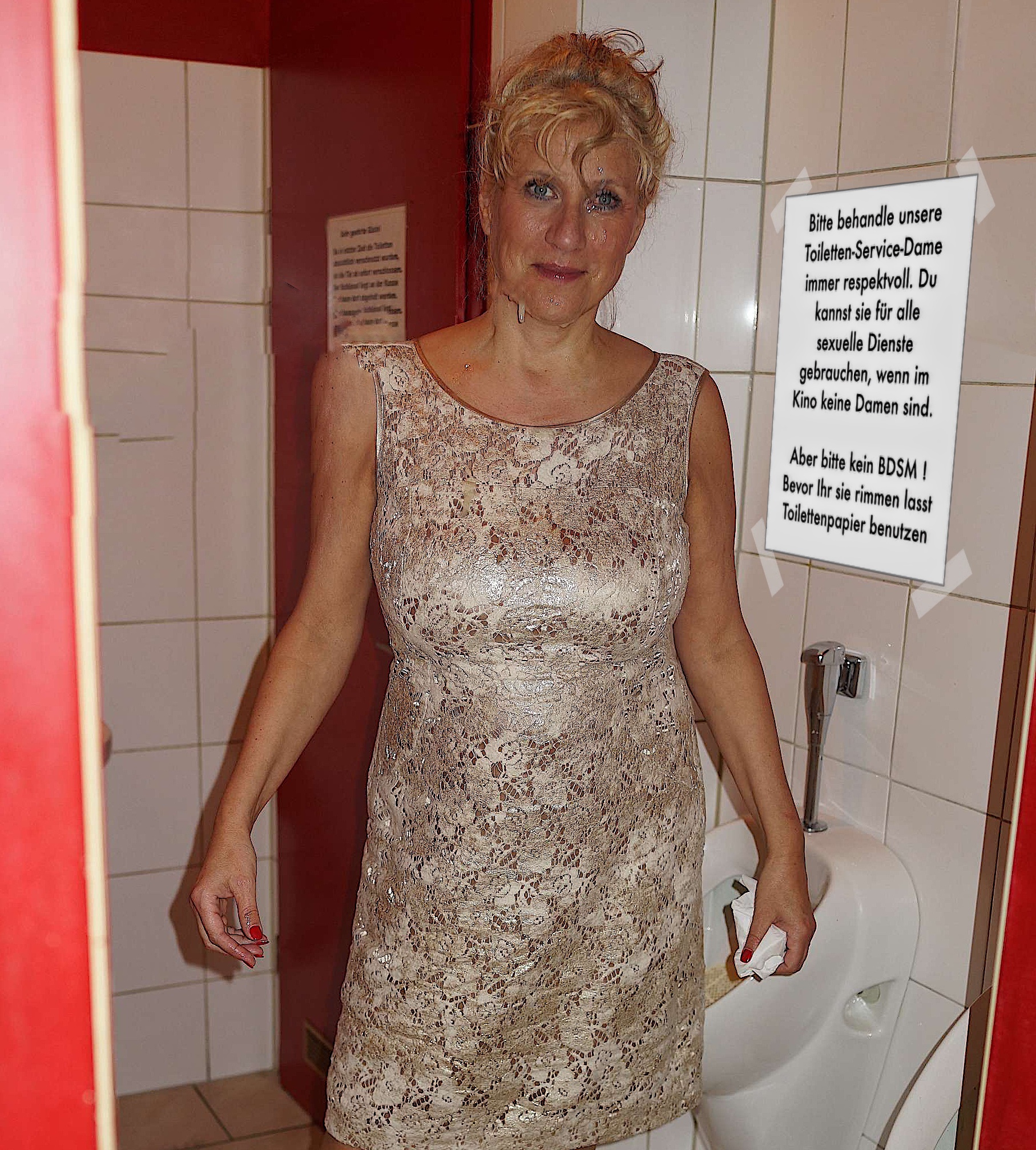 Marion bedient auf öff. WCs